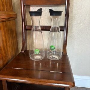 oggi hard plastic ((BPA Free) Carafe Set with Black Lids